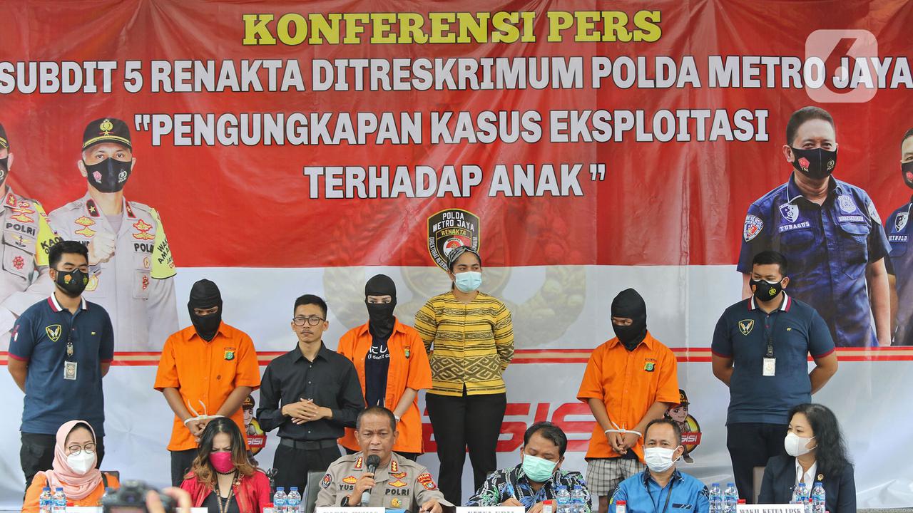 017397800_1616136370-20210319-Artis_Cynthiara_Alona_Jadi_Tersangka_Kasus_Dugaan_Prostitusi_Online-3