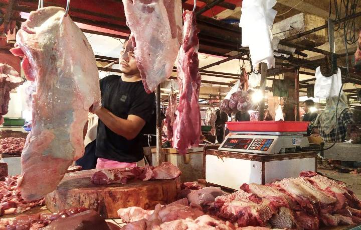 Pedagang-daging-sapi-di-Pasar-Serpong.yan_