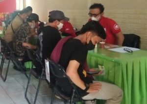 Calon pekerja sedang mendaftar sebagai driver mitra MyGo